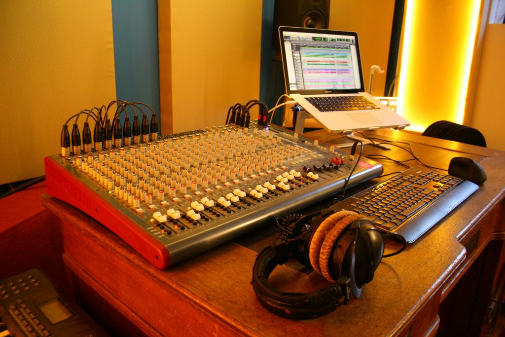 Mixing Desk Allen & Heath ZED R16 Beyerdynamic DT770 Pro